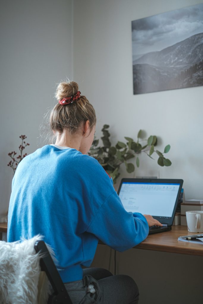 Longtemps considéré comme une pratique professionnelle accessoire, le télétravail permet aujourd’hui aux salariés d’effectuer leurs tâches depuis chez eux, ce qui suscite un fort intérêt chez beaucoup de personnes souhaitant trouver un meilleur équilibre entre leur vie professionnelle et personnelle.