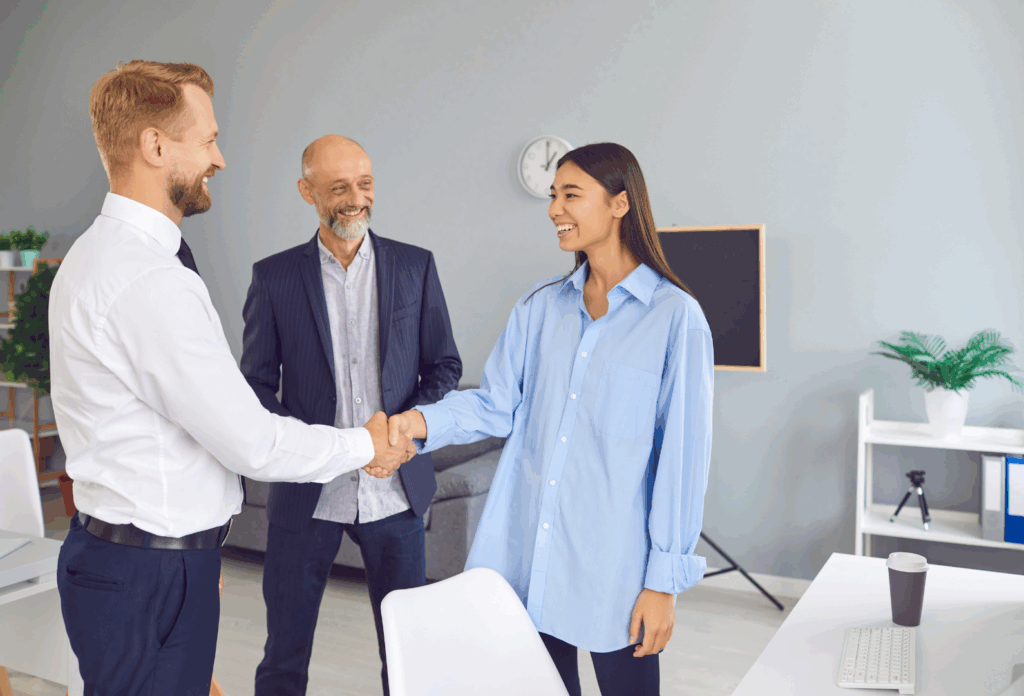 Ein Manager lernt eine Bewerberin kennen